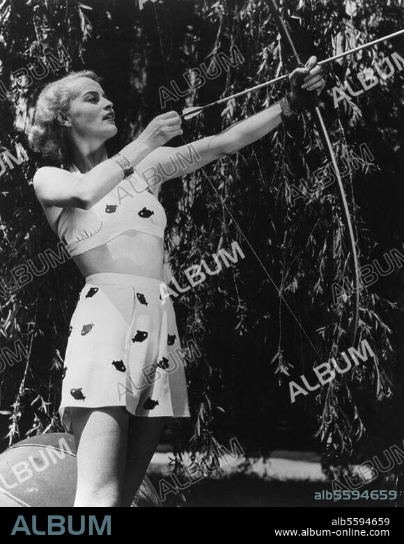 Meyendorff, Irene von Filmschauspielerin, - Irene von Meyendorff beim Bogenschießen. Foto, undat. (Tobis-Filmkunst), 30er Jahre.