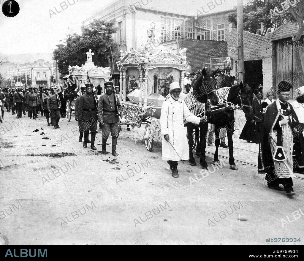 Octubre 1918. Las Tropas Alemanas en Tiflis (Caucaso). Entierro de Soldados Alemanes. Foto: bufa.