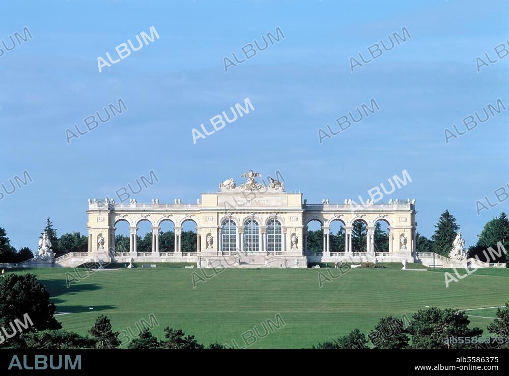 Wien (Österreich), Schloss Schönbrunn, Schlosspark, Gloriette. (erbaut 1772-75; Architekt: Johann Ferdinand Hetzendorf). Ansicht von Norden. Foto (Florian Monheim).