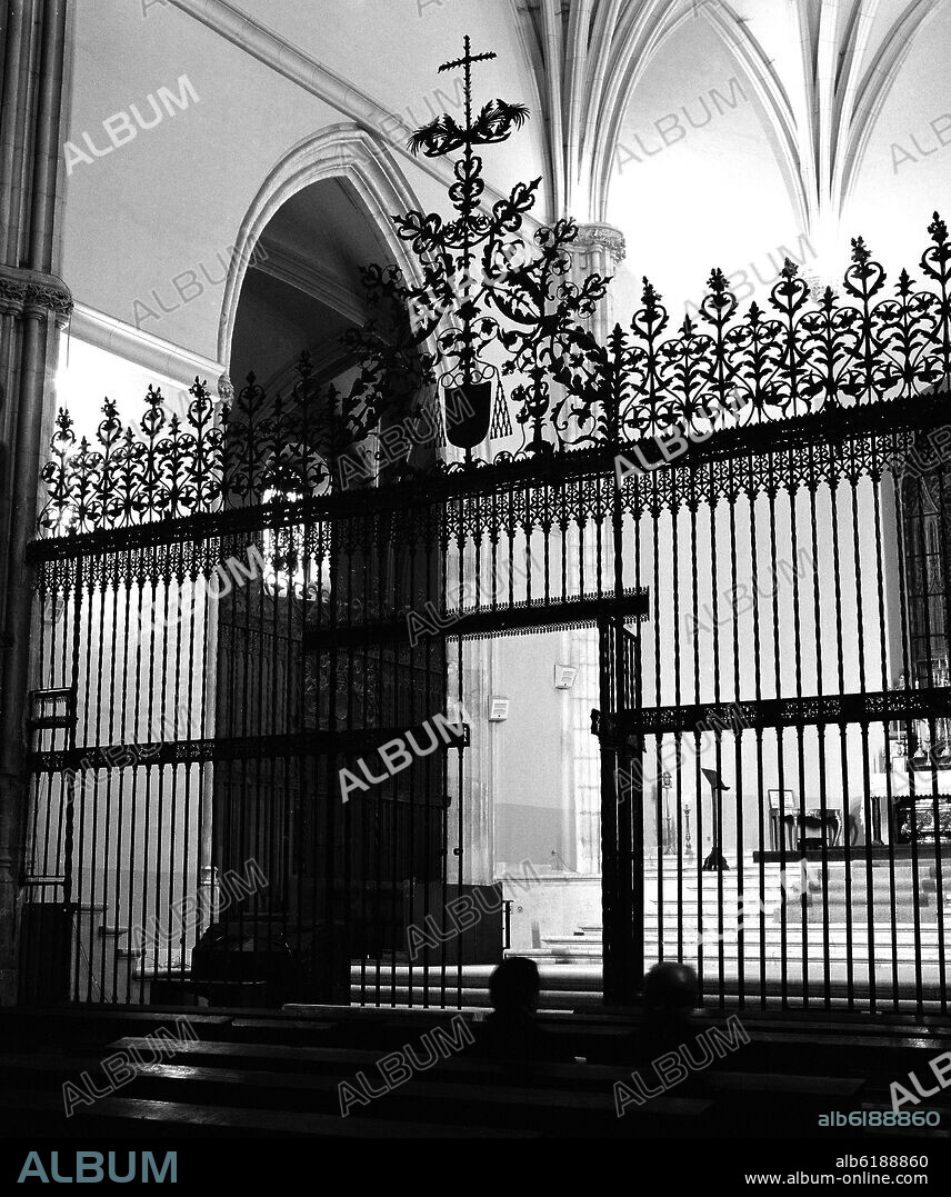 JUAN FRANCÉS. REJA DEL PRESBITERIO DE LA IGLESIA MAGISTRAL DE ALCALA DE HENARES REALIZADA EN 1509 - FOTOGRAFIA EN BLANCO Y NEGRO - AÑOS 60.
