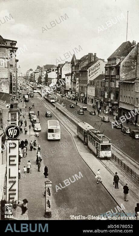 Berlin-Steglitz, Schloßstraße. Blick Richtung Norden; im Hintergrund das Rathaus Friedenau. Fotopostkarte, um 1950.