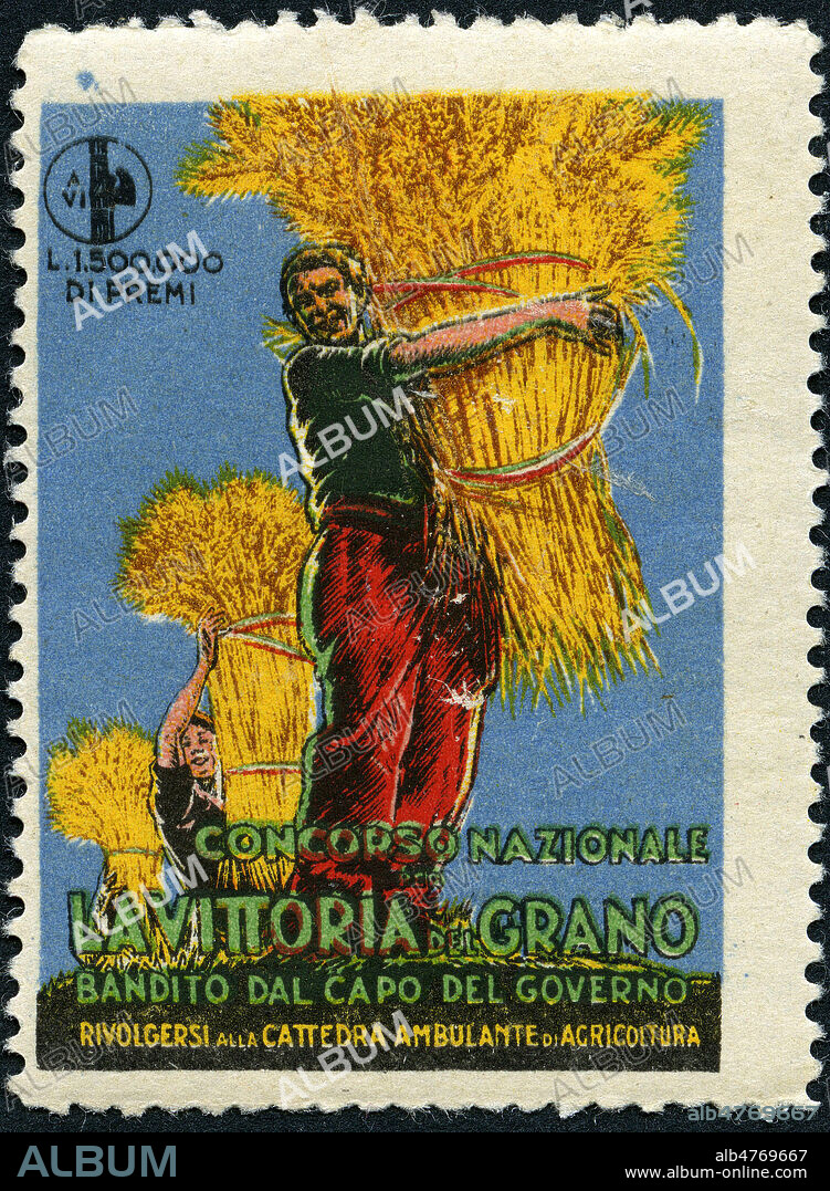 'Concorso narionale la vittoria del grano' : concours agricole, la bataille du BLE lancee en 1925 par MUSSOLINI doit permettre a l'Italie de produire assez pour atteindre l'autosuffisance alimentaire. des femmes portent des gerbes de ble. Vignette publicitaire italienne 1928. annees 20 en Italie, montee des fascismes; Illustration anonyme. Credit : Collection IM/KHARBINE-TAPABOR.
