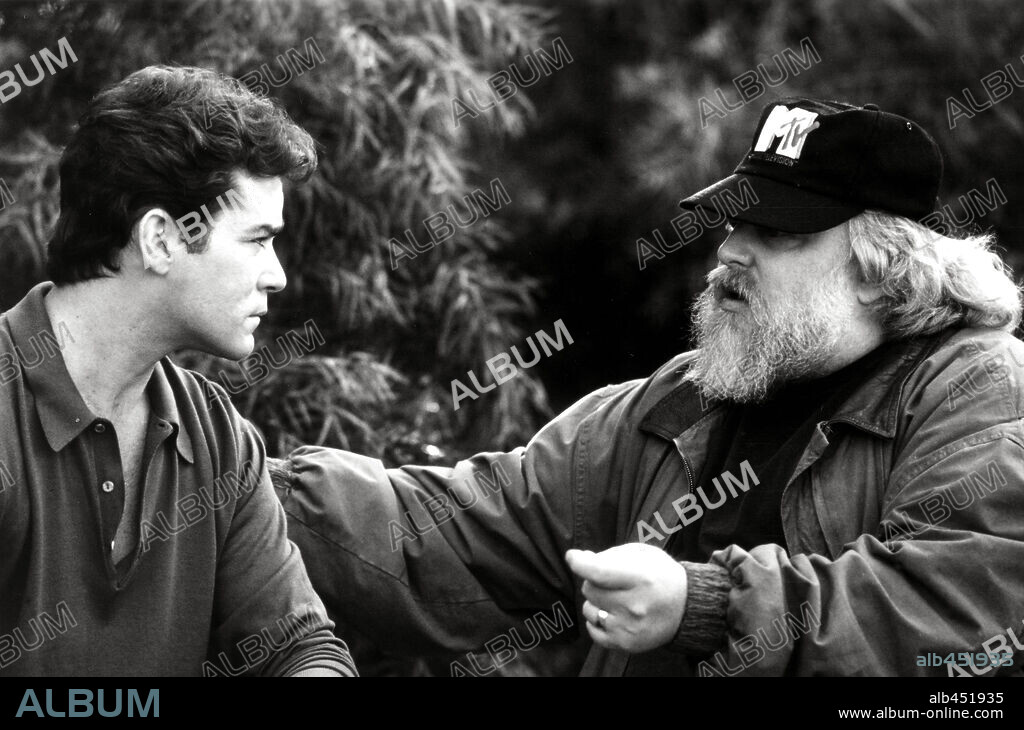 JONATHAN KAPLAN y RAY LIOTTA en FALSA SEDUCCIÓN, 1992 (UNLAWFUL ENTRY), dirigida por JONATHAN KAPLAN. Copyright 20TH CENTURY FOX.