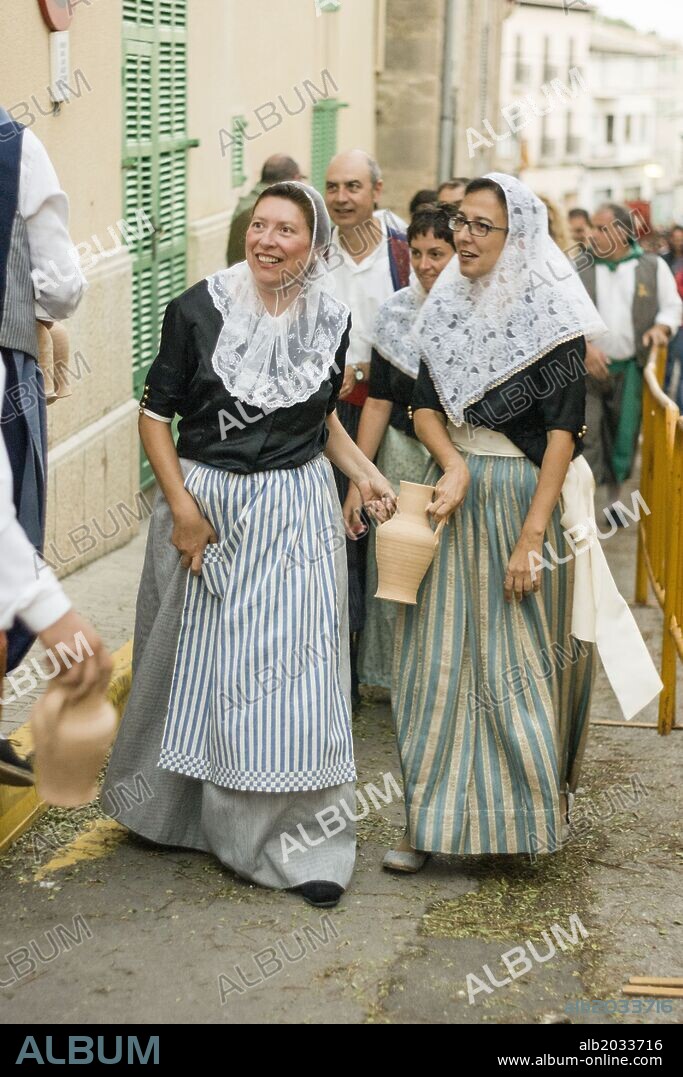 reparto de las tinajas, fiestas de la Beata, vinculadas con la beatificación de Sor Caterina Tomàs. Santa Margalida. Mallorca. Islas Baleares. España.