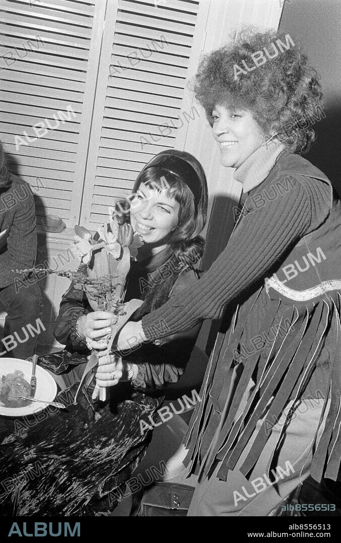 Göteborg april 1971. Fest på Key Club på Norra Hamngatan 22 - Cornelis Vreeswijks fru får blommor av Lotta (Svenne Hedlunds fru) . Foto: Bror Augustsson / Kamerareportage *** Local Caption *** . BROR AUGUSTSSON.
