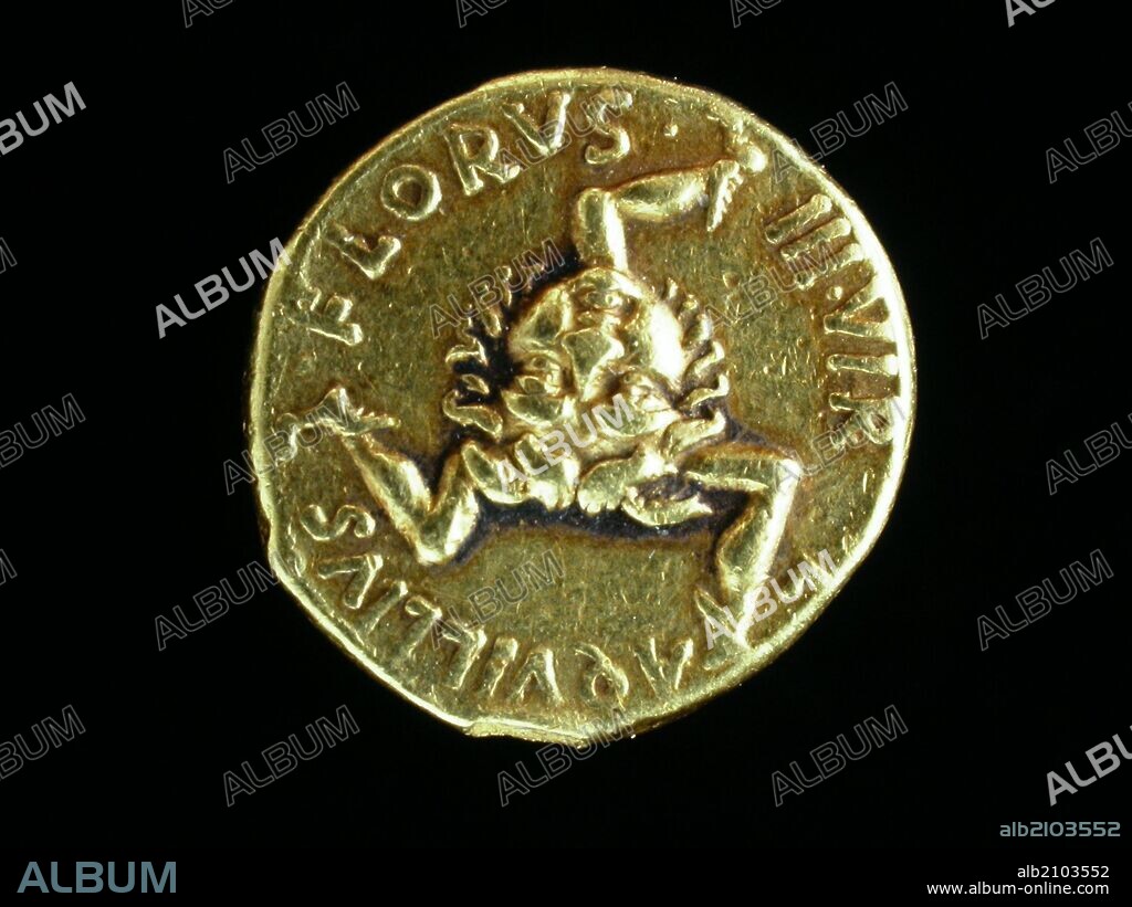 NUMISMATICA. MONEDA IMPERIO ROMANO. DENARIO DE PLATA, DE AUGUSTO. ANVERSO. TRIQUETA CON LA CABEZA DE MERCURIO EN EL CENTRO. 18 A.C. (DEPOSITO: MUSEO ARQUEOLOGICO NACIONAL).