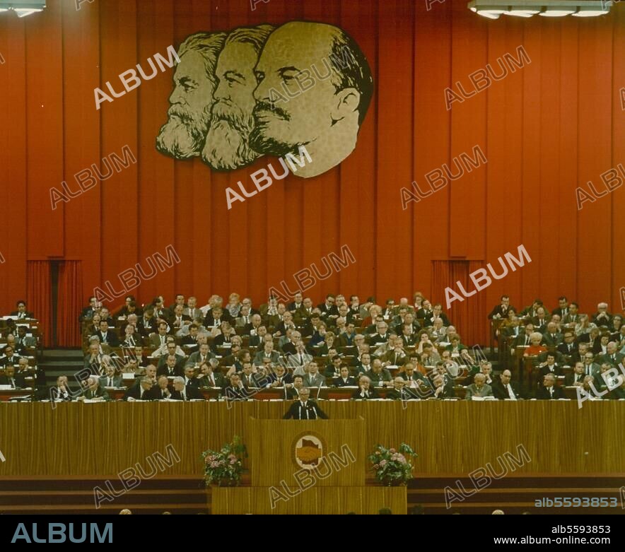 Ost-Berlin, 15./16. Juni 1971:. VIII. Parteitag der SED in der Werner-Seelenbinder-Halle. Berichterstattung des ZK der SED durch seinen Ersten Sekretär, Erich Honecker. Foto, 15. Juni 1971.