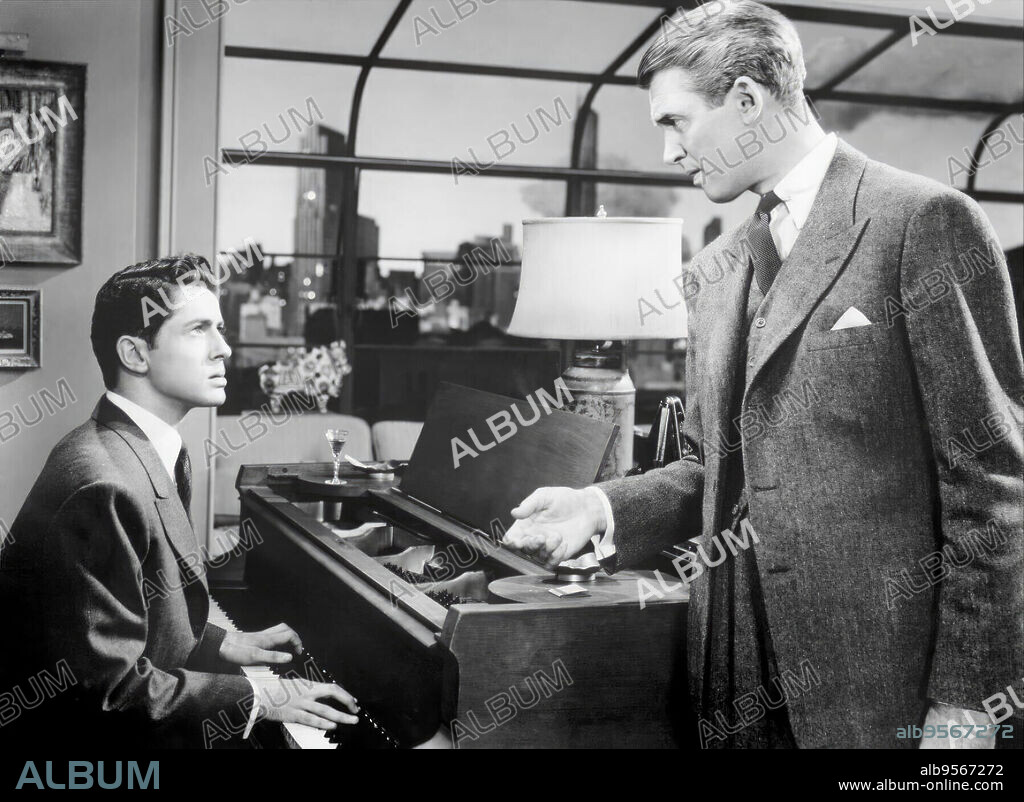 FARLEY GRANGER und JAMES STEWART in ROPE, 1948, unter der Regie von ALFRED HITCHCOCK. Copyright Warner Bros./Transatlantic Pictures.