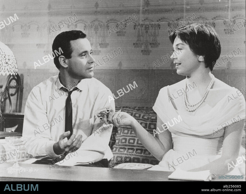 JACK LEMMON und SHIRLEY MACLAINE in THE APARTMENT, 1960, unter der Regie von BILLY WILDER. Copyright UNITED ARTISTS.