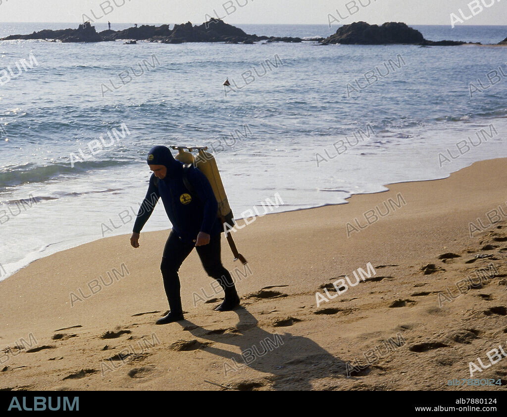 BUZO SALIENDO DEL AGUA EN PLAYA DE SANTA CRISTINA.