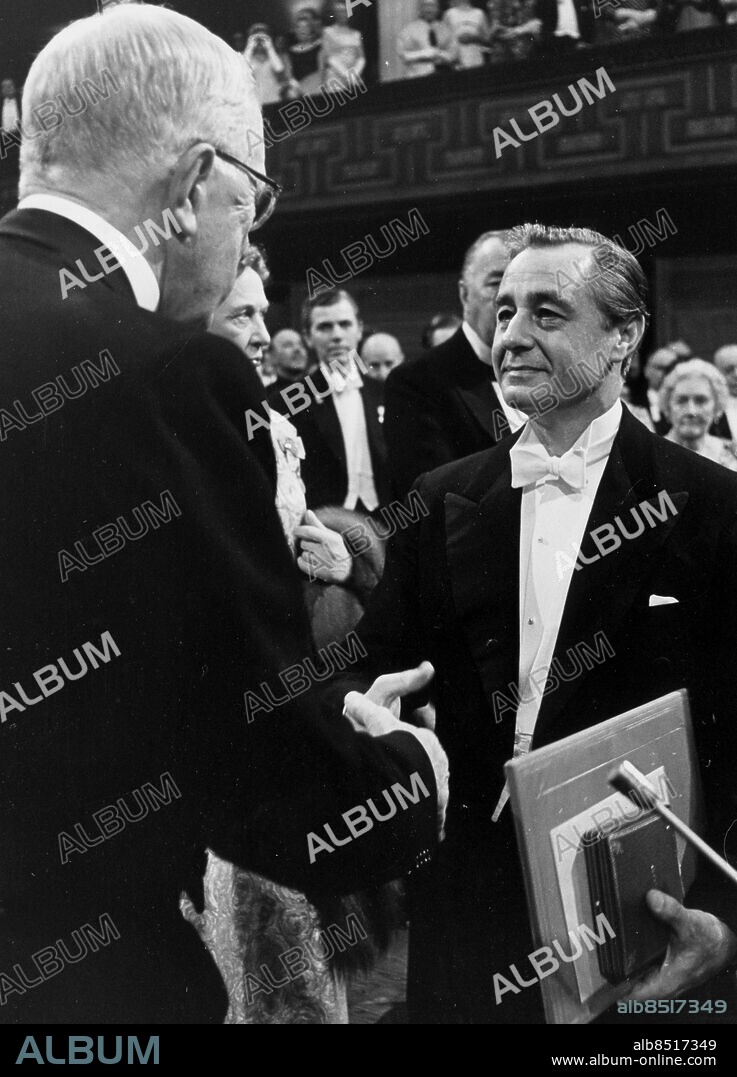 Sweden Nobel 1967. Chemistry laureate George Porter, Great Britain receives his prize from the hands of his majesty king Gustaf VI Adolf of Sweden. Porter shares the prize with Manfred Eigen, Germany and Ronald Norrish, Great britain. Foto: TT Kod: 194 COPYRIGHT SCANPIX SWEDEN.