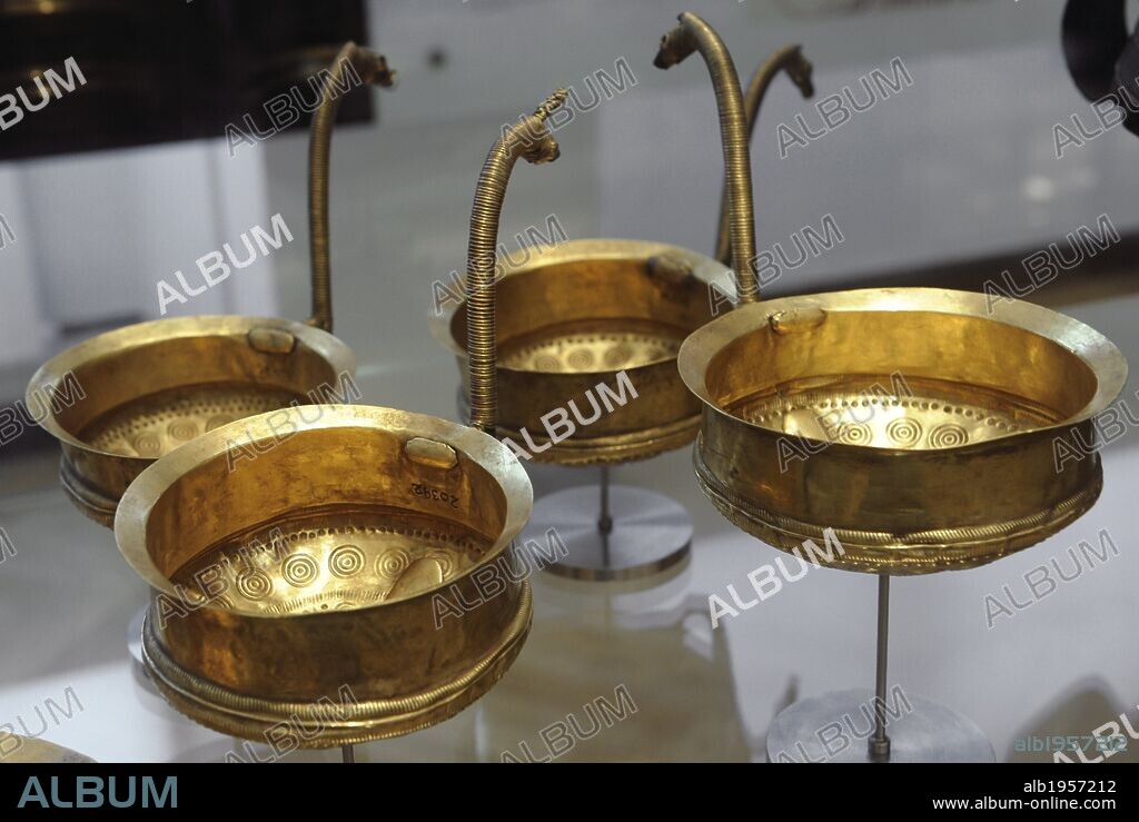 ARTE PREHISTORICO. EDAD DE LOS METALES. EDAD DEL BRONCE. NORTE DE EUROPA. S. X-VI a. C. Ocho copas de oro, la mayoría con el mango con forma estilizada de cabeza de caballo. De Bog Mariesminde, Funen. Museo Nacional. Copenhague. Dinamarca. Norte Europa.