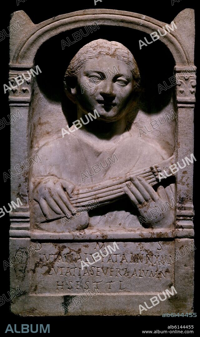 ESTELA FUNERARIA - LUTATIA LUPATA - RELIEVE DE TAÑEDORA DE LAUD - 1ER TERCIO SIGLO II DC - ARTE ROMANO.