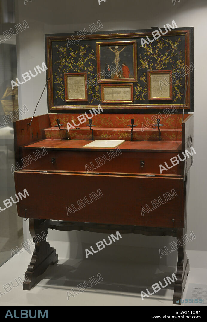 Portable oak wood altar, painted red. According to tradition, this altar accompanied Vasco da Gama on board the "Sao Gabriel" on the maiden voyage to India in 1497. However, it is very similar to the portable altars commonly used in church services on board the so-called Portuguese Indiamen (merchant ships that operated for the East India Company). Maritime Museum. Lisbon, Portugal.