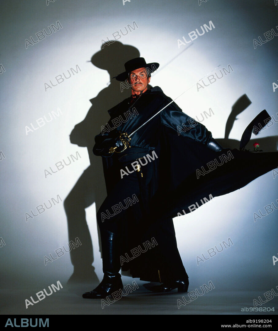 George Hamilton en ESTOS ZORROS LOCOS, LOCOS, LOCOS, 1981 (ZORRO, THE GAY BLADE), dirigida por PETER MEDAK. Copyright 20TH CENTURY FOX.