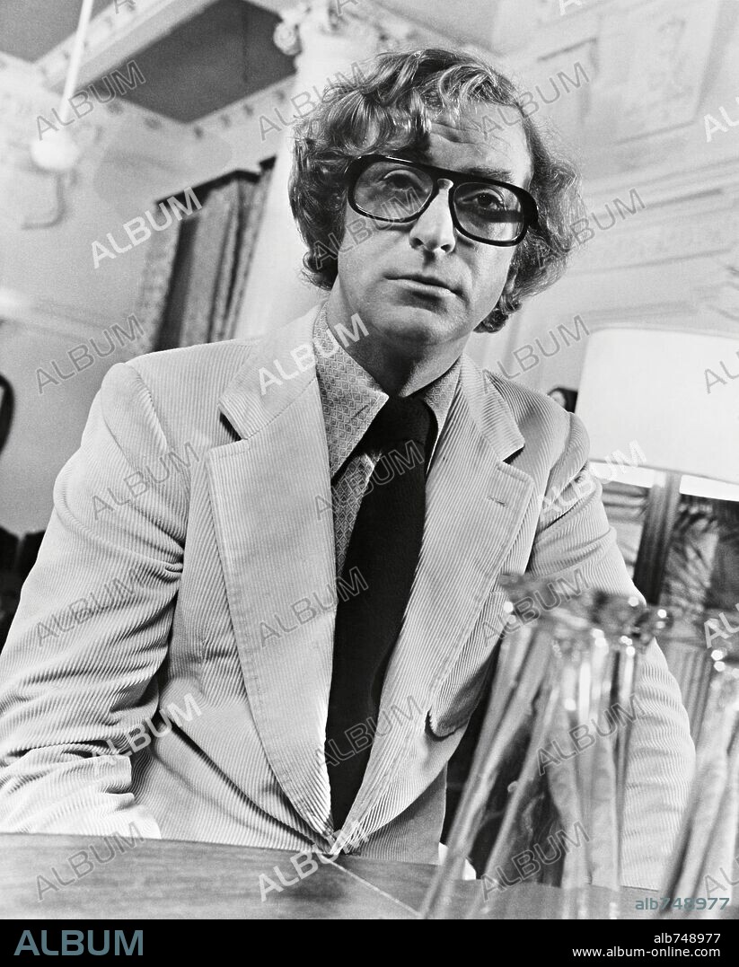 MICHAEL CAINE en HISTORIAS PELIGROSAS, 1972 (PULP), dirigida por MIKE HODGES. Copyright UNITED ARTISTS.