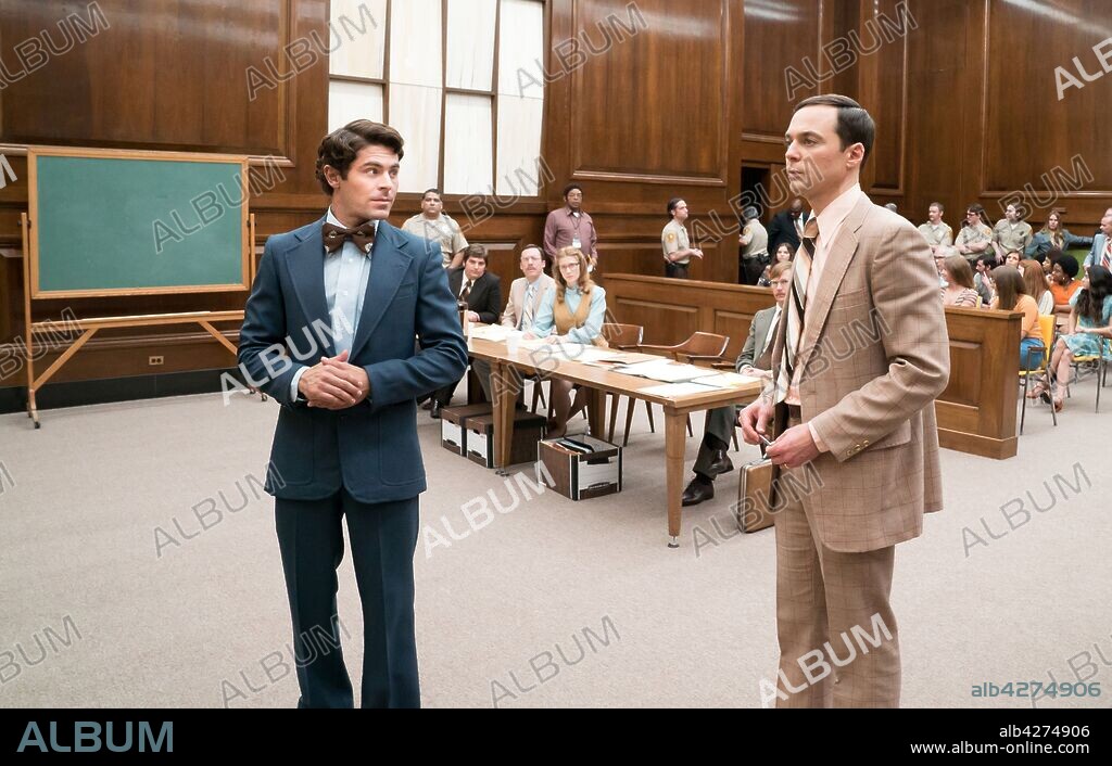 JIM PARSONS and ZAC EFRON in EXTREMELY WICKED, SHOCKINGLY EVIL AND VILE, 2019, directed by JOE BERLINGER. Copyright VOLTAGE PICTURES.