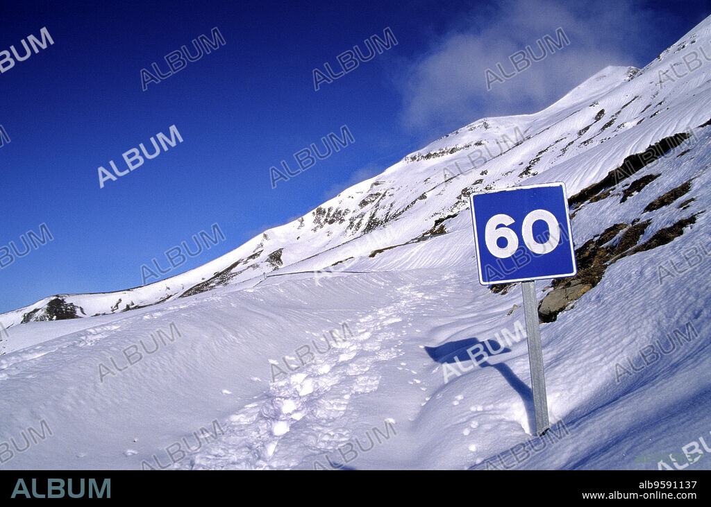 Carretera del puerto de Larrau. Valle de Salazar.Pirineos Atlanticos. Navarra. España.
