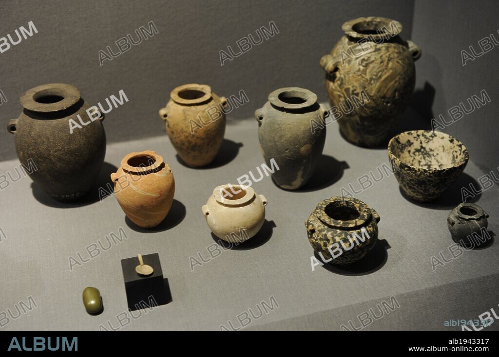 ARTE EGIPCIO. EGIPTO. Tumbas de GERZEH. PERIODO PREDINASTICO. Edad del Cobre (Calcolítico). Vasijas y tarros de piedra, pequeña cuchara y piedra de molienda. 3500-3300 a. C. Museo Carlsberg Glyptotek. Copenhague. Dinamarca.