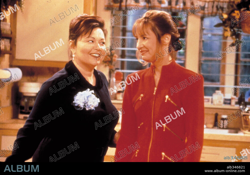 LAURIE METCALF and ROSEANNE BARR in ROSEANNE, 1988. Copyright CASEY-WERNER CO./WIND DANCER PROD.