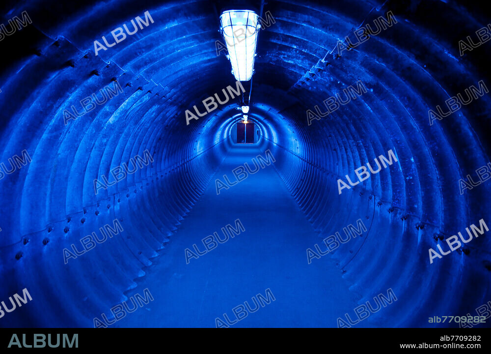 Blau illuminierter Tunnel in der Kokerei Zollverein, Essen, Ruhrgebiet, Nordrhein Westfalen, Deutschland, Europa.