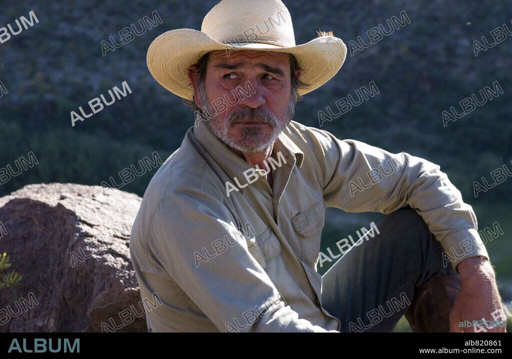 TOMMY LEE JONES en LOS TRES ENTIERROS DE MELQUIADES ESTRADA, 2005 (THE THREE BURIALS OF MELQUIADES ESTRADA), dirigida por TOMMY LEE JONES. Copyright SONY PICTURES CLASSICS.