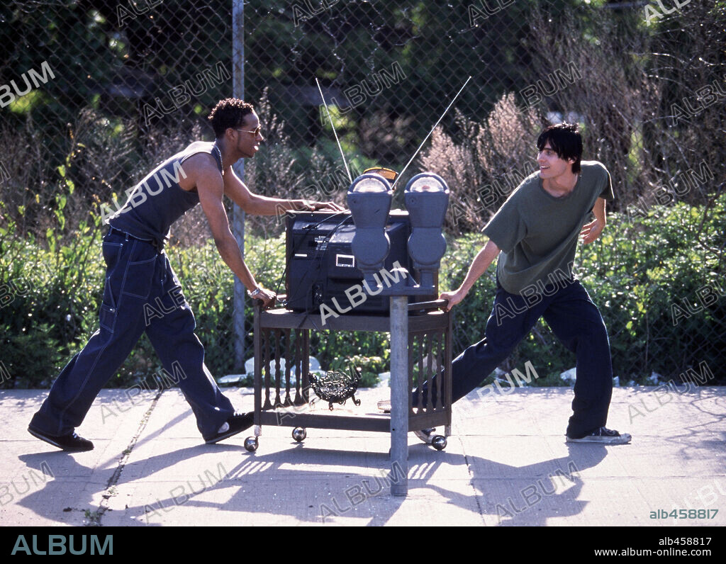 JARED LETO and MARLON WAYANS in REQUIEM FOR A DREAM, 2000, directed by DARREN ARONOFSKY. Copyright ARTISAN ENTERTAINMENT.
