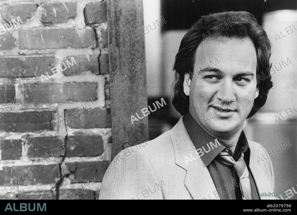 JAMES BELUSHI en QUE PASO ANOCHE?, 1986 (ABOUT LAST NIGHT.. .), dirigida por EDWARD ZWICK. Copyright TRISTAR PICTURES.