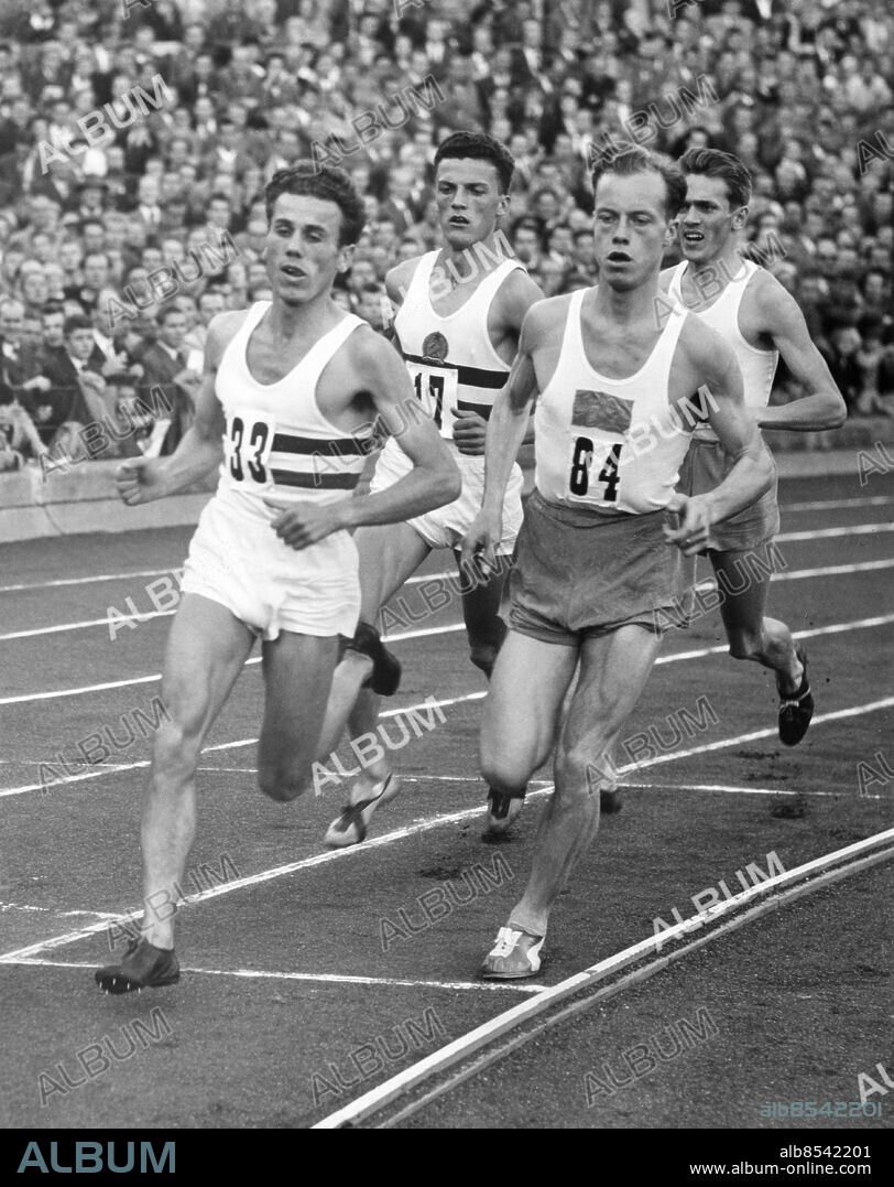 ARKIV STOCKHOLM 195609.. László Tábori, Ungern, och Dan Waern, kämpar sida vid sida i Ungernkampens 1500 meter på Stockholms stadion.. Foto: Text & Bilder / SVT / Kod: 5600. Mapp: Waern, Dan. Siffror Nummerlappar Löparbanor Landskamper.