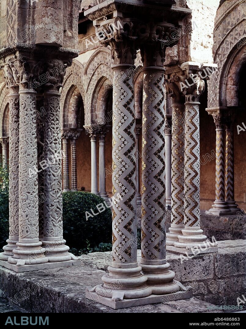 COLUMNAS DOBLES DEL CLAUSTRO DE LA CATEDRAL DE MONREALE - ANTIGUO MONASTERIO BENEDICTINO ADOSADO A LA CATEDRAL - SIGLO XII.