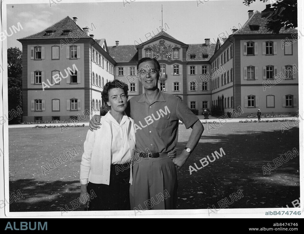 MAINAU 19570503 . Karin och Lennart Bernadotte utanför slottet i Mainau.. Foto SCANPIX code 20360. ***BETALBILD***.