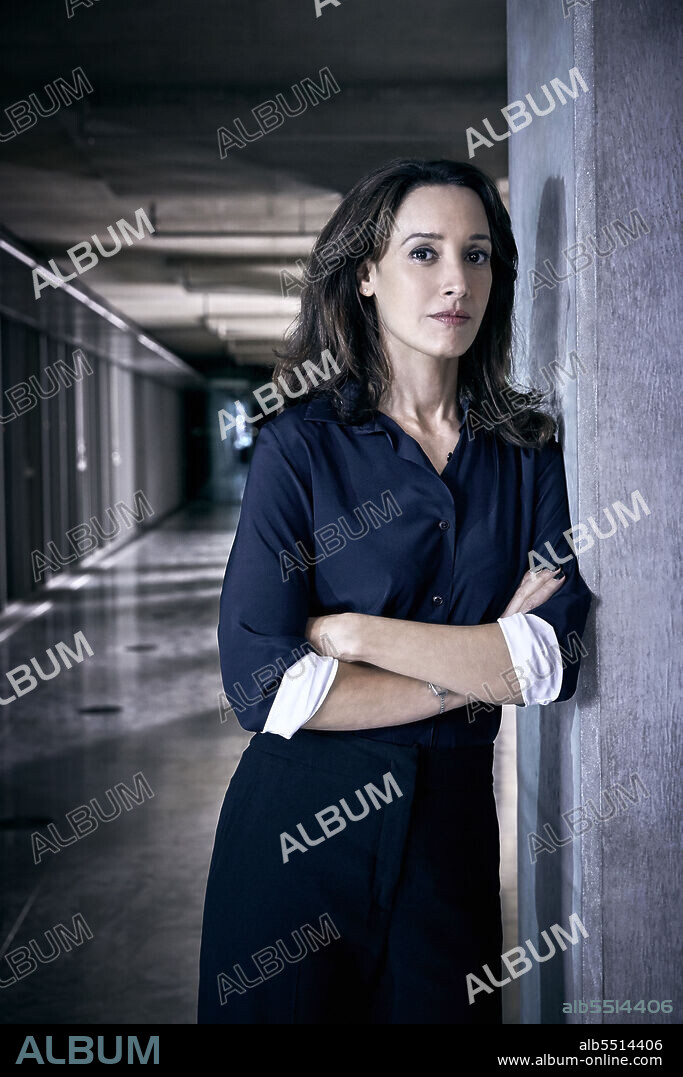 JENNIFER BEALS en VENGANZA: ORIGENES, 2017 (TAKEN), dirigida por ALEX GRAVES, CLARK JOHNSON, LEXI ALEXANDER, ROMEO TIRONE y TIM MATHESON. Copyright Universal Pictures Television.