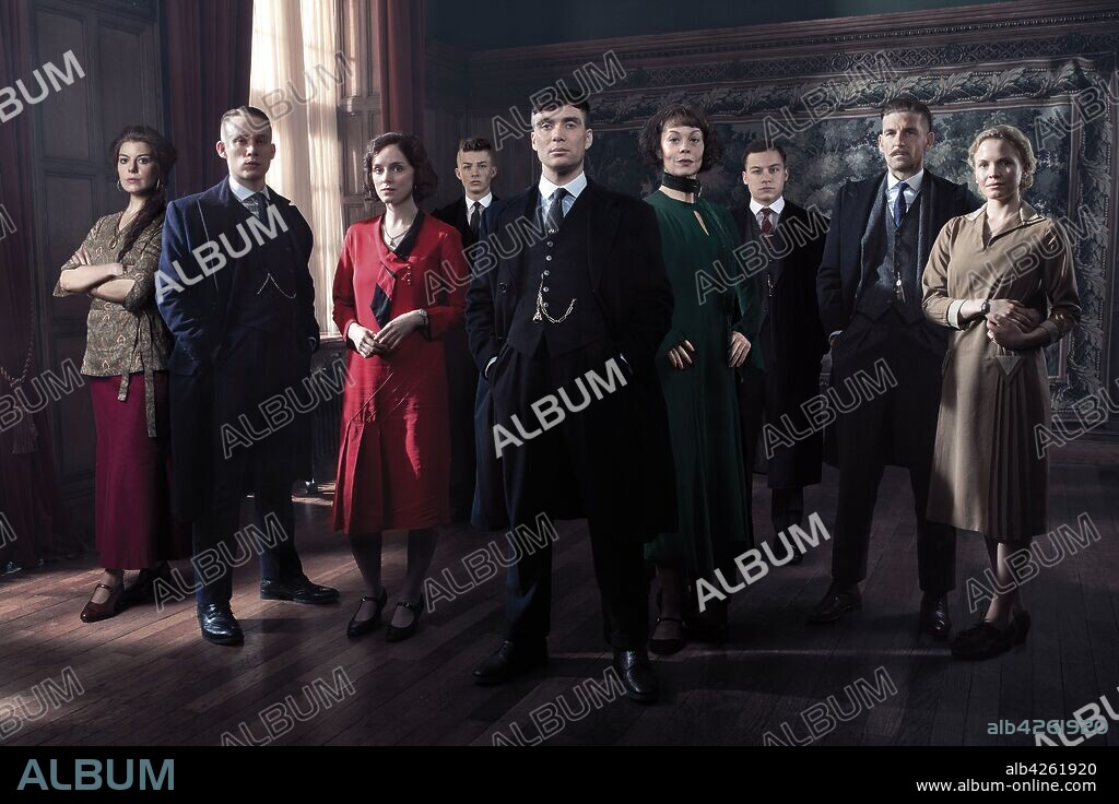 AIMEE-FFION EDWARDS, CILLIAN MURPHY, FINN COLE, HARRY KIRTON, HELEN MCCRORY, JOE COLE, KATE PHILLIPS, Paul ANDERSON and SOPHIE RUNDLE in PEAKY BLINDERS, 2013, directed by STEVEN KNIGHT. Copyright BRITISH BROADCASTING CORPORATION (bbc). Season 3.