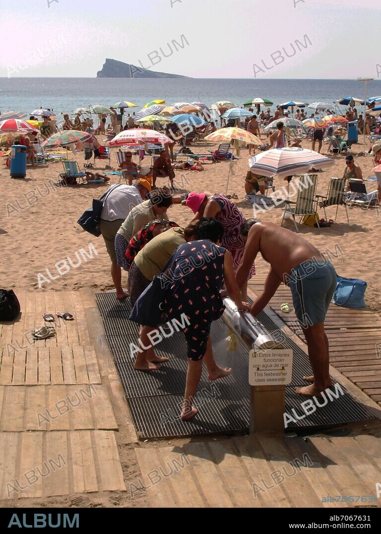 LAVAPIES FUNCIONANDO CON AGUA DEL MAR EN LA PLAYA DE BENIDORM.