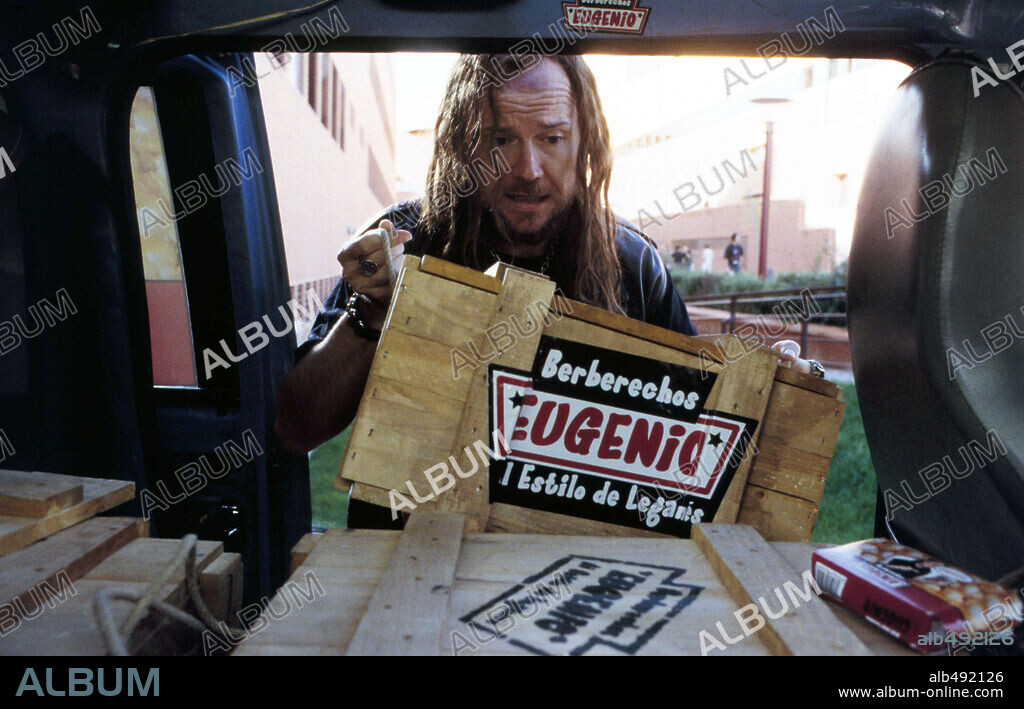 SANTIAGO SEGURA en ISI / DISI: AMOR A LO BESTIA, 2004, dirigida por CHEMA DE LA PEÑA. Copyright LOLAFILMS/MTV FILMS EUROPE/INTUITION FILMS.