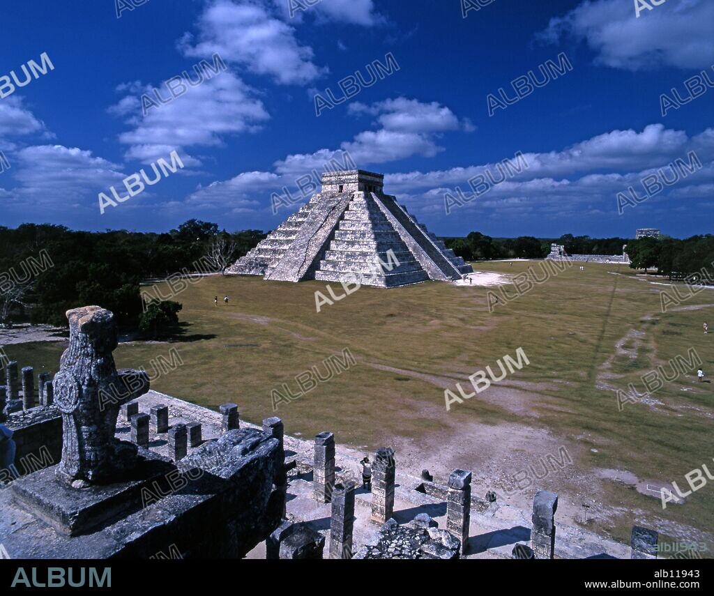 Mexico.Yucatan.Z.A. de Chichen Itza.Cultura Maya.Templo de los Guerreros y Piramide de Kukulcan.