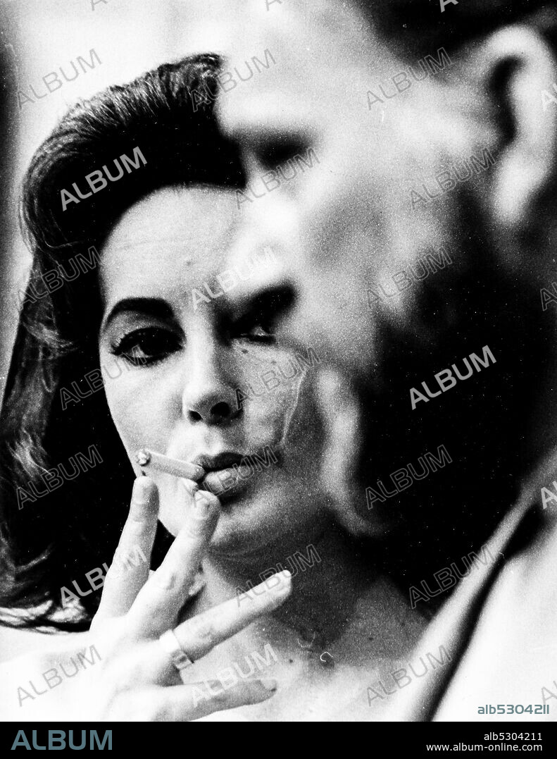 Elizabeth taylor. richard burton. 1966. (Photo by: Marka/Universal Images Group via Getty Images).
