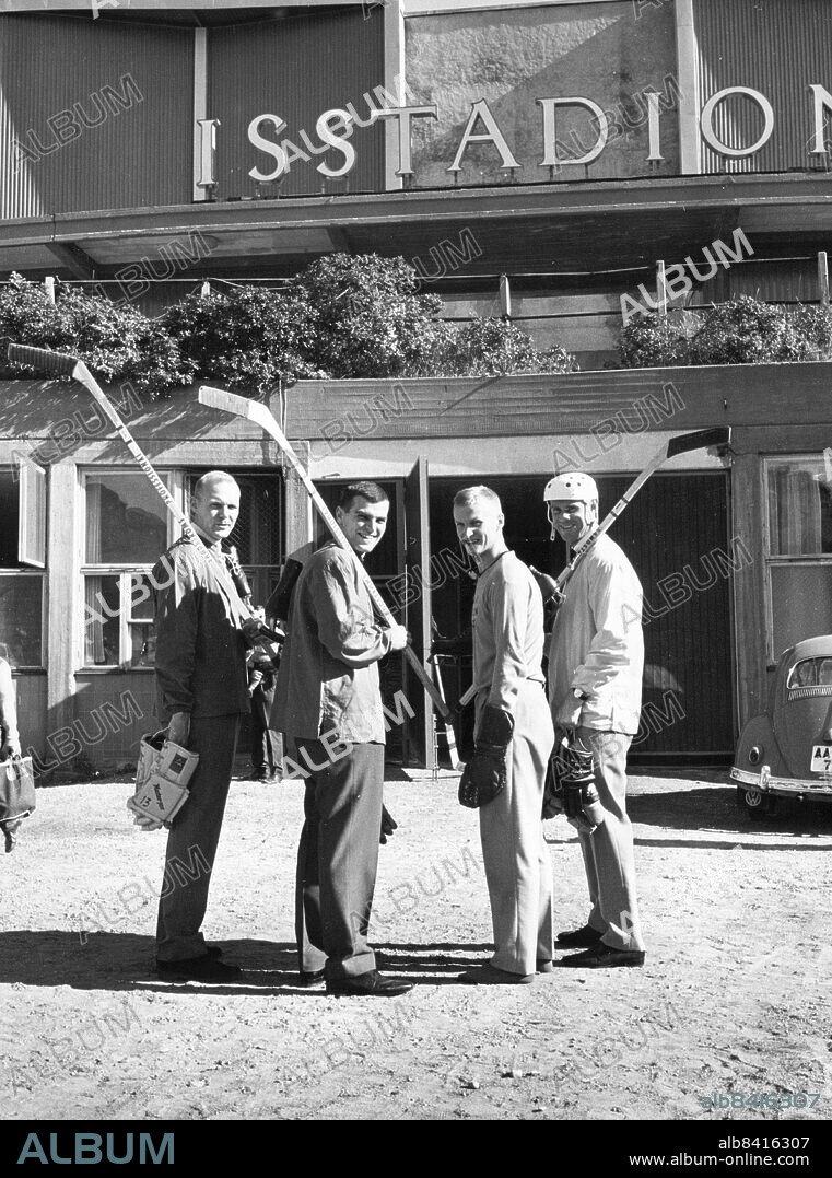 Stockgolm 1963-09-21. Lägerstart. Landslagsspelarna i ishockey Roland Stoltz, Kurt Thulin, Lennart "Klimpen" Häggroth och Sven "Tumba" Johansson säger på bilden adjö till sommaren och stegar in i Johanneshovs islada för säsongens första träningsläger.. Foto: Folke Hellberg / DN / TT / Kod: 23. ** SvD OUT **.