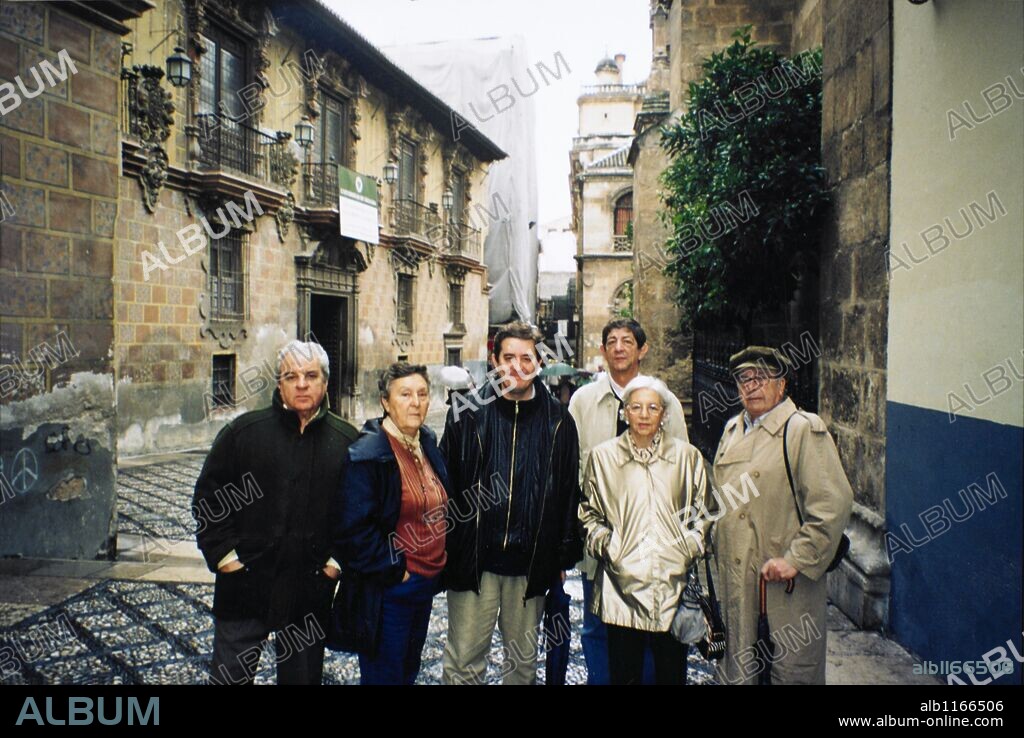 De izquierda a derecha: El escritor Juan Marsé, su esposa Joaquina Hoyas, el poeta Luis García Montero, el editor Chus Visor, Charo y Manolo Lombardero en Granada el año 2004.