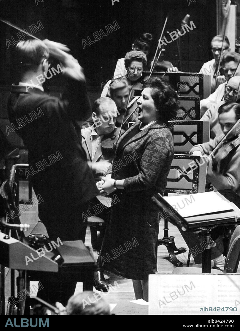 Stockholm 1964-01-12. Operasångerskan Birgit Nilsson repeterar med Stockholms filharmoniska orkester inför deras 50-årsjubileumskonsert. Foto: Ragnhild Haarstad / SvD / TT / kod 12014.