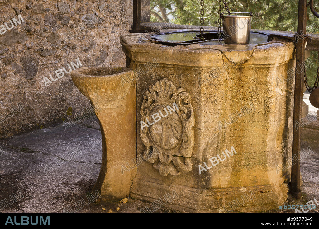 pozo del claustro y escudo de Porreres, Santuario de Monti-sion, Porreres, Mallorca, balearic islands, spain, europe.