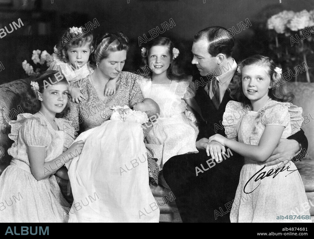1946. Princess Sibylla and Prince Gustaf Adolf with their children. Sibylla holds the newborn Carl Gustaf in her arms, the daughters are from left Margaretha, Christina, Désirée and Birgitta.. Photo: Jaeger / Bonnier Archive / TT / Code: 3001.