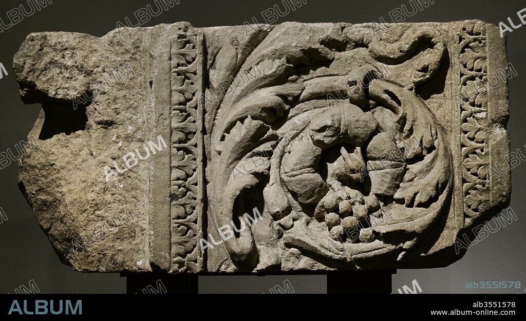 Detalle de la jamba izquierda de una puerta monumental decorada con hojas de acanto, una ardilla y una serpiente. Piedra caliza y mármol. Museo Romano-Germánico. Colonia. Alemania.
