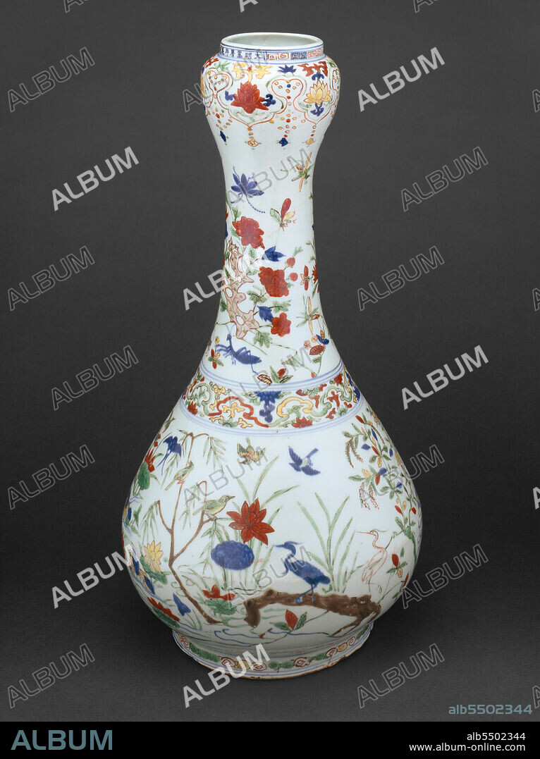 Garlic-Shaped Bottle with Mandarin Ducks and Birds in a Lotus Pond, Ming dynasty (1368-1644), Wanli reign mark and period (1573-1620).