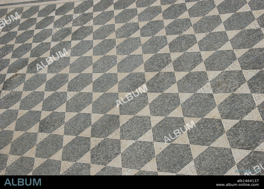 ARTE ROMANO. ESPAÑA. MOSAICO romano con motivos geométricos que decoraba el pavimento de una "domus" romana de la CIUDAD ROMANA DE EMPURIES. L'Escala. Provincia de Girona. Cataluña.