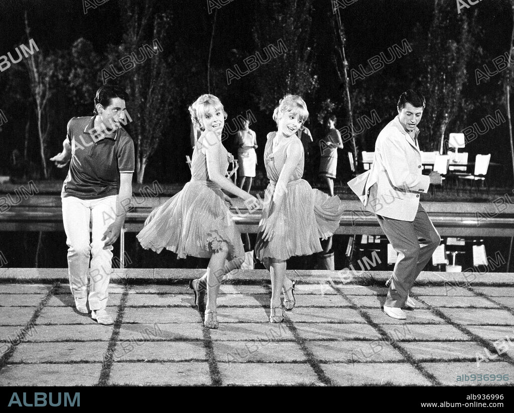 EMILIA BAYONA (MILI), MIGUEL RIOS, PILAR BAYONA (PILI) y TITO MORA en DOS CHICAS LOCAS LOCAS, 1965, dirigida por PEDRO LAZAGA. Copyright BENITO PEROJO-C.E.A.