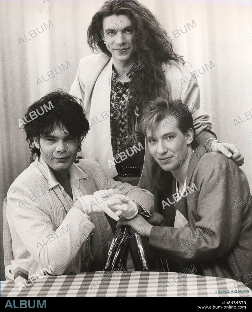 MALMÖ 1984. Alphaville är en tysk synthpopgrupp som bildades år 1983 och tog sitt namn från filmen med samma namn. De släppte sitt debutalbum Forever Young med hitsen Big in Japan, Sounds Like a Melody, och Forever Young 1984. Sångaren i gruppen är Marian Gold (som egentligen heter Hartwig Schierbaum), till vänster.. Foto: Lars Nyberg / Expressen / SCANPIX kod 34. *** AFTONBLADET OUT ***.