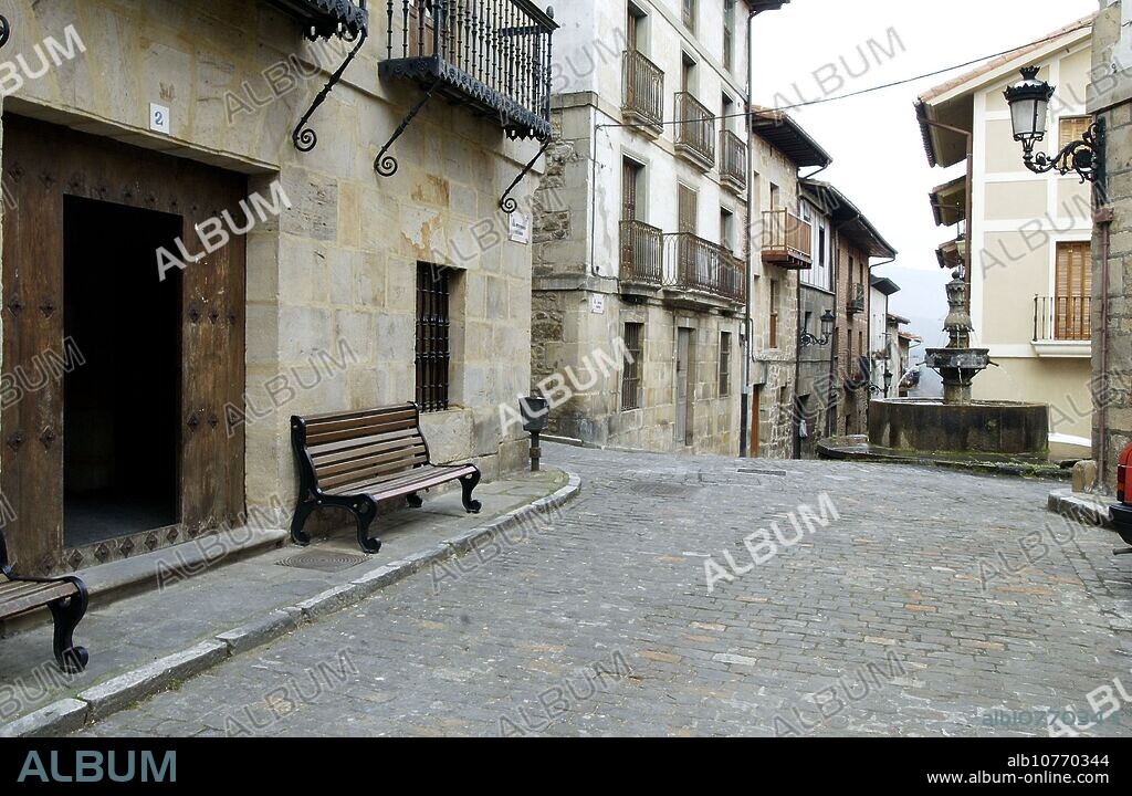 Town hall and streets. Salinas de Leniz, Leintz Gatzaga. Guipúzcoa. Spain.