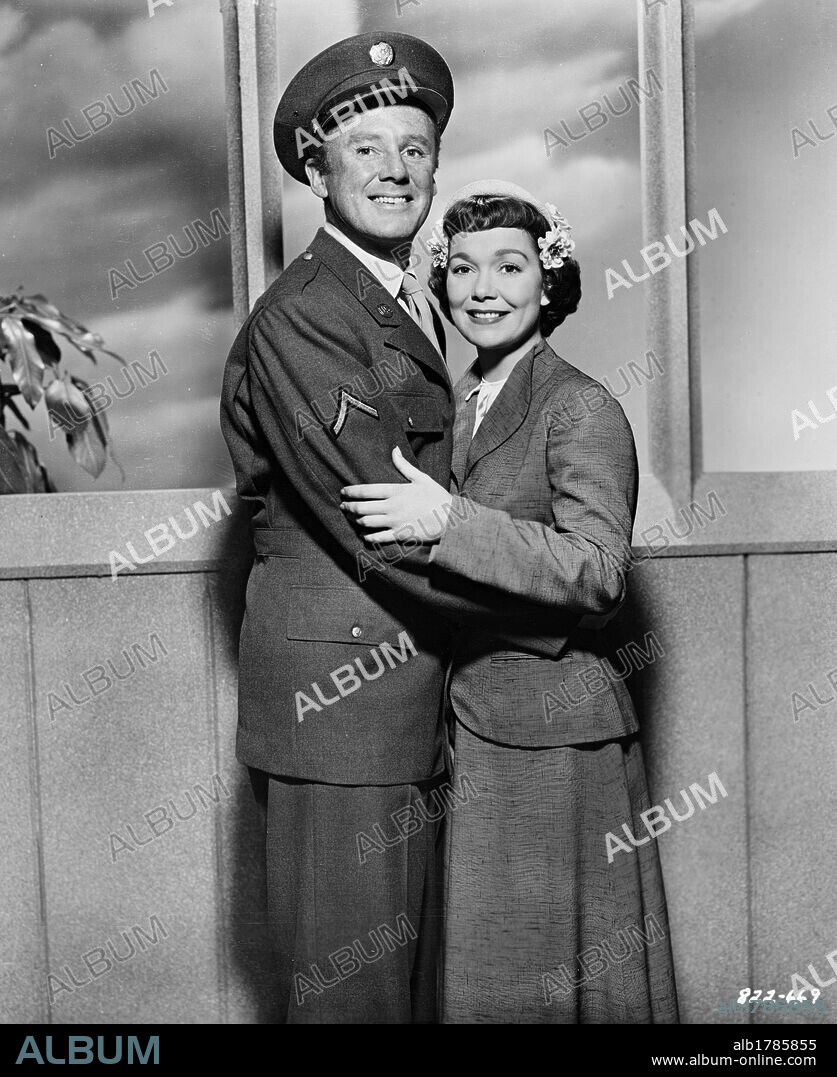 JANE WYMAN and VAN JOHNSON in MIRACLE IN THE RAIN, 1956, directed by RUDOLPH MATE. Copyright WARNER BROTHERS.