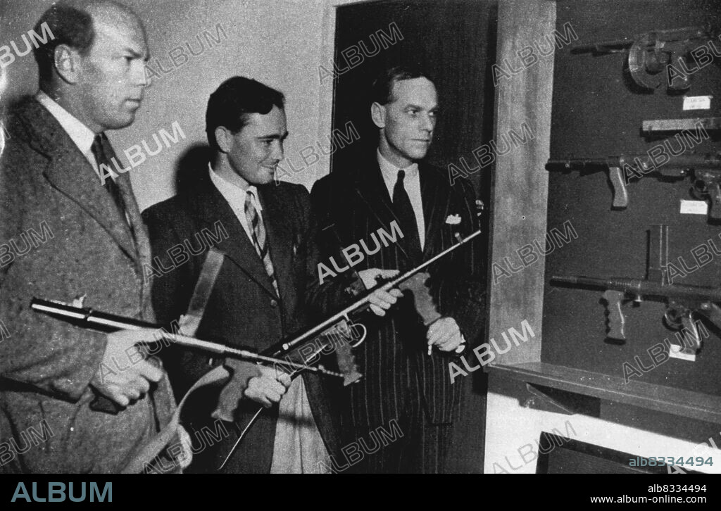 Evelyn Owen, V. & G. Wardell. June 01, 1942. (Photo by Frederick John Halmarick/Fairfax Media).